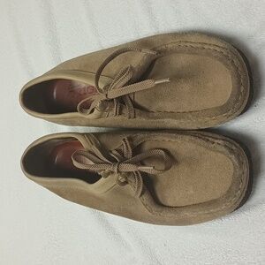 Used Clark Wallabees 8.5 M